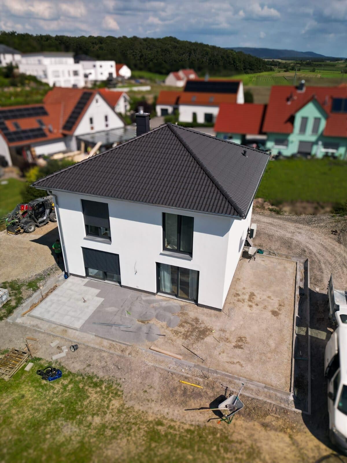 Drohnenaufnahme einer neu angelegten Außenanlage