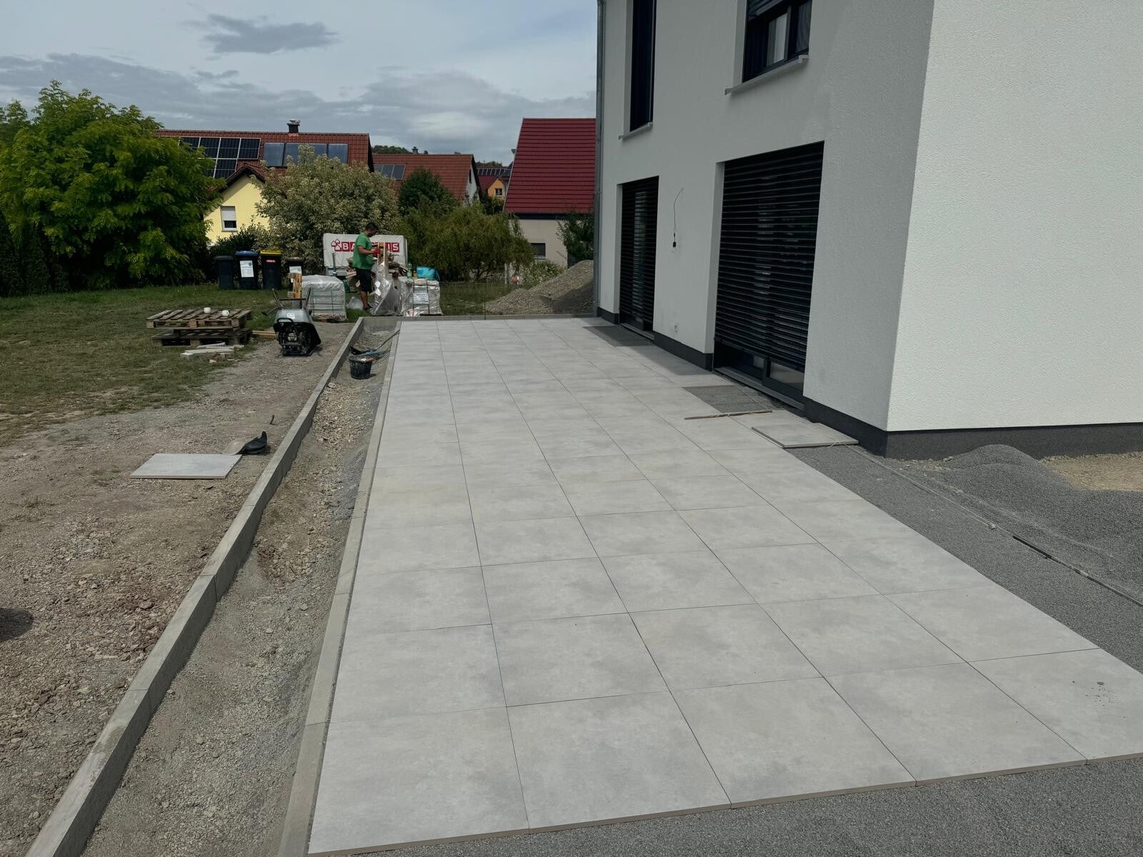 Neu verlegte Feinsteinzeug-Terrasse an einem Neubau